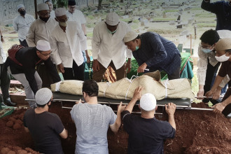 Advice for families on washing, shrouding, funeral, and burial