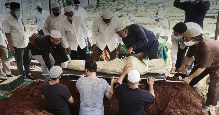 Advice for families on washing, shrouding, funeral, and burial
