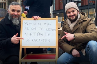 Dutch Muslims share 1,000 Qur’ān copies after failed burning