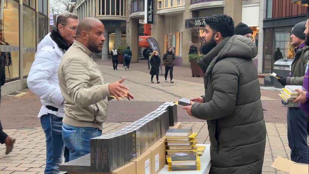 Dutch Muslims share 1,000 Qur’ān copies after failed burning